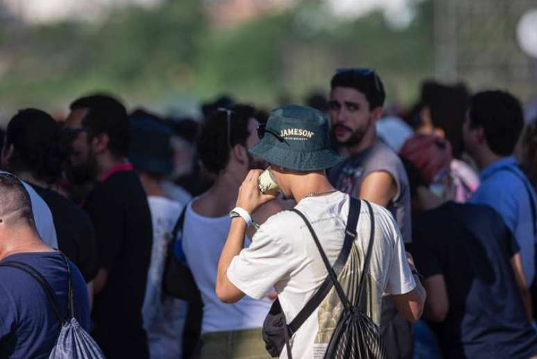 Para se proteger do sol, participante usa chapéu da marca de whisky Jameson, uma das patrocinadoras do Primavera Sound