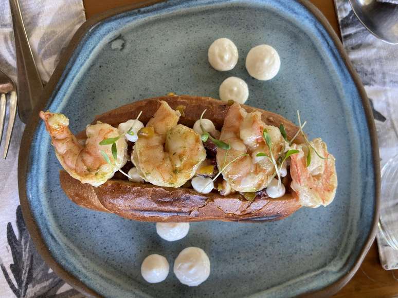 O delicioso sanduíche de camarão e polvo aparece no menu como uma das entradas, mas pode facilmente ser prato principal