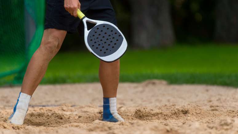Utilidade da sapatilha no beach tennis - Shutterstock