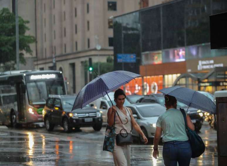 Depois de um fim de semana marcado pela presença de sol e, consequentemente, muito calor, São Paulo deve voltar a registrar pancadas de chuva no decorrer desta semana.