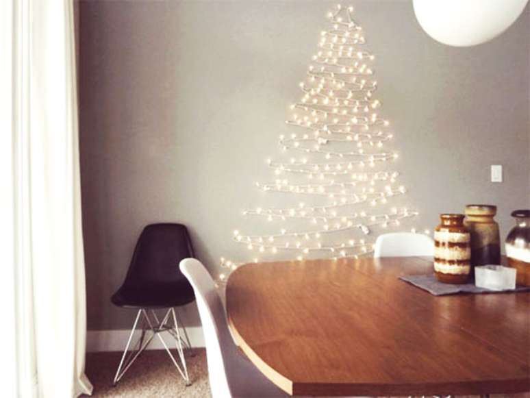 Essa árvore de parede feita com luzes de Natal traz um charme encantado para sua casa.