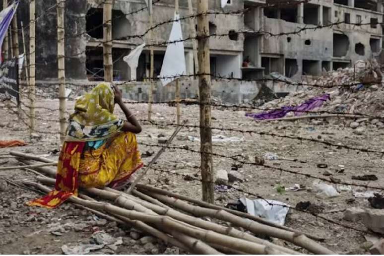 O documentário ‘O Verdadeiro Custo’ demonstra a exploração ambiental e de pessoas na produção de roupas 