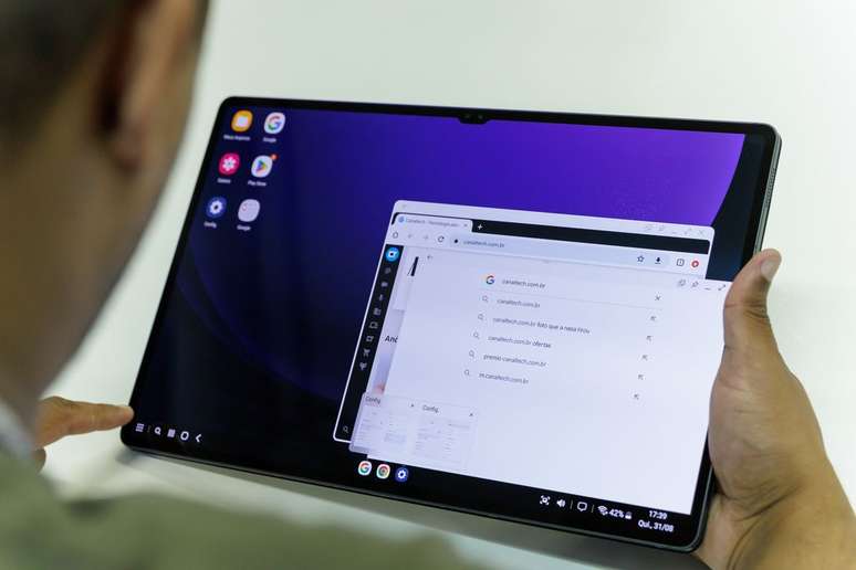 Galaxy Tab S9 Ultra é um tablet com tela de 15 polegadas e processasdor Snapdragon 8 Gen 2 For Galaxy (Imagem: Ivo Meneghel Jr./Canaltech)
