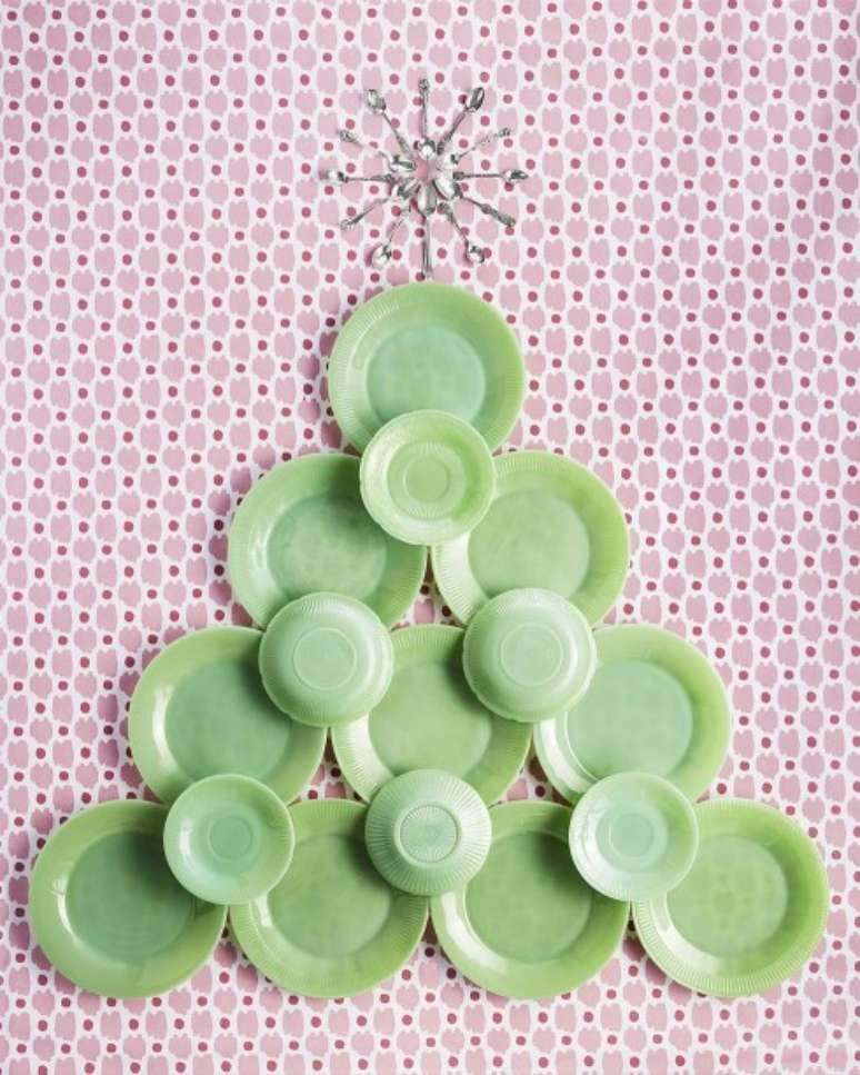 Pratos coloridos verdes formam essa árvore que pode ser colada na parede ou servir como decoração da mesa de Natal.