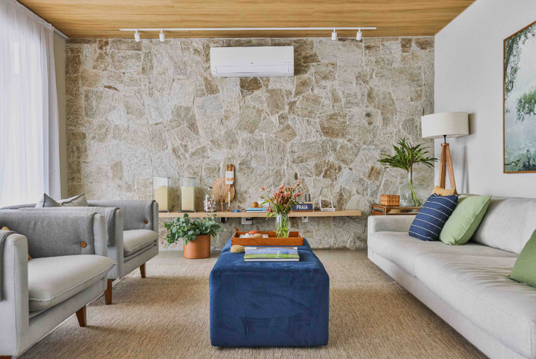 4. Revestimento para sala: sala de estar tem estilo clean e praiano – Projeto: Camila Fleck Arquitetura e Interiores | Foto: Pedro Mello