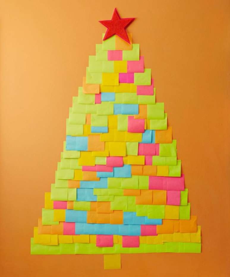 Essa árvore de Natal foi inteiramente feita de post-its coloridos! Você pode até escrever mensagens e chamar seus convidados para deixar recadinhos.