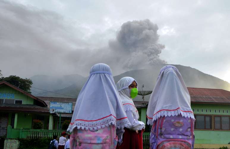 Vulcão entra em erupção na Indonésia e deixa mortos e desaparecidos