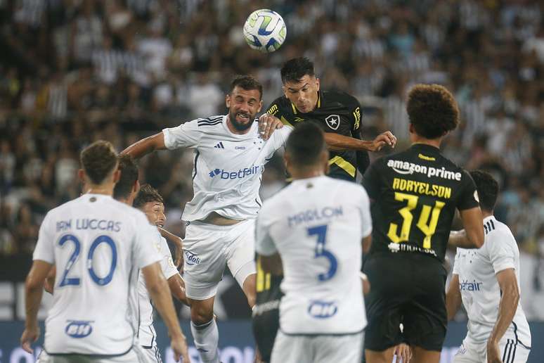 Cruzeiro e Santos raposa vence e assume ponta do Brasileirão