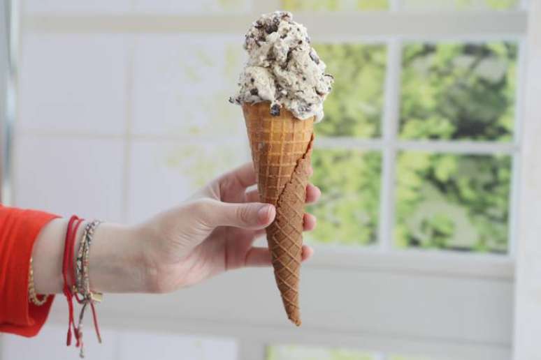 Esta versão do sorvete caseiro, por levar somente folhas de menta, fica bem natural, com um toque herbal e refrescante.