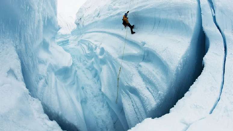 ‘Perseguindo o Gelo’ destaca a urgência de compreender e agir diante das mudanças climáticas. 