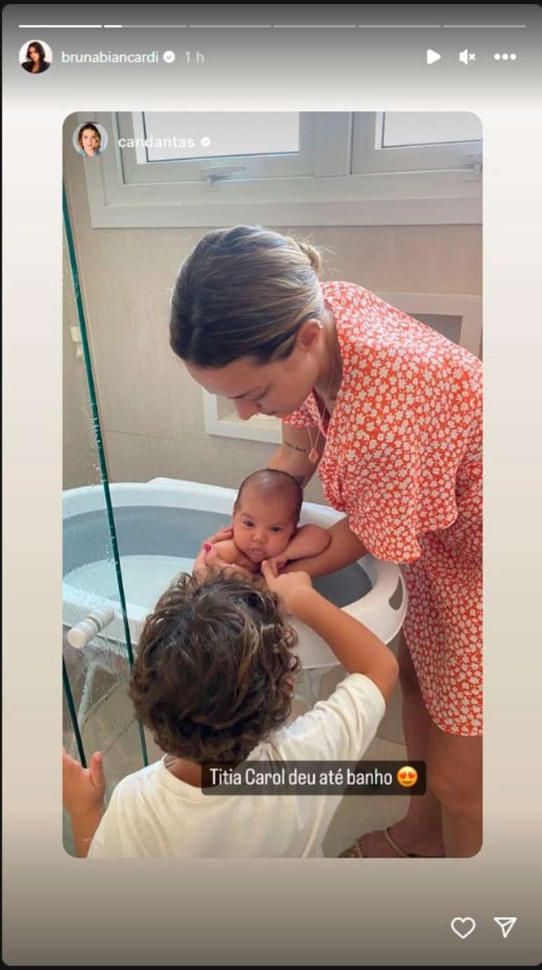 Carol Dantas com Mavie, filha de Bruna Biancardi e Neymar