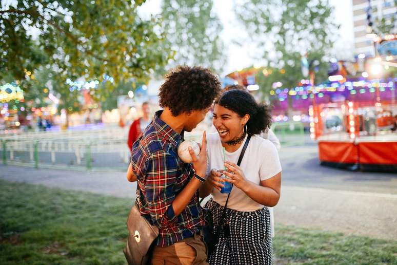 Termo também pode ser usado como verbo, no sentido de atrair, seduzir ou conversar com alguém