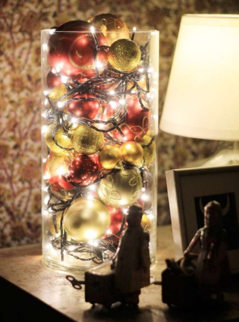 Um vaso de vidro com bolas de Natal pode virar uma luminária se você acrescentar luzes natalinas.