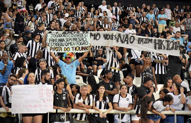 Torcedores do Botafogo protestam contra o time no estádio Nilton Santos
