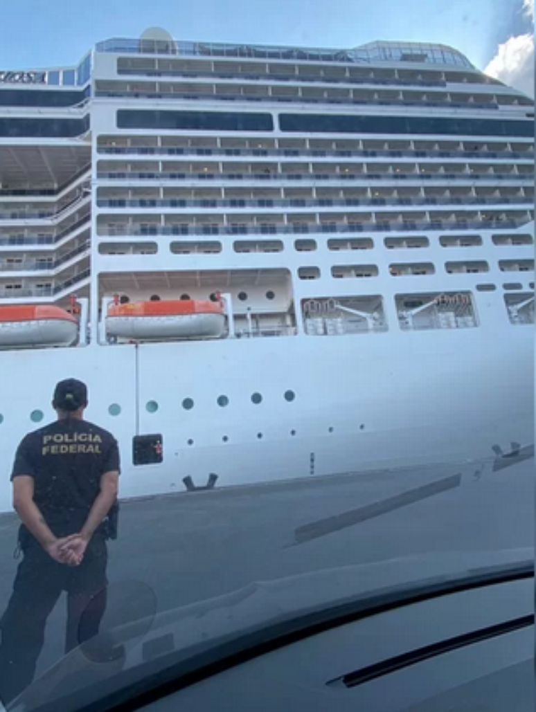A Polícia Federal esteve no navio onde o cantor Alexandre Pires se apresentava.