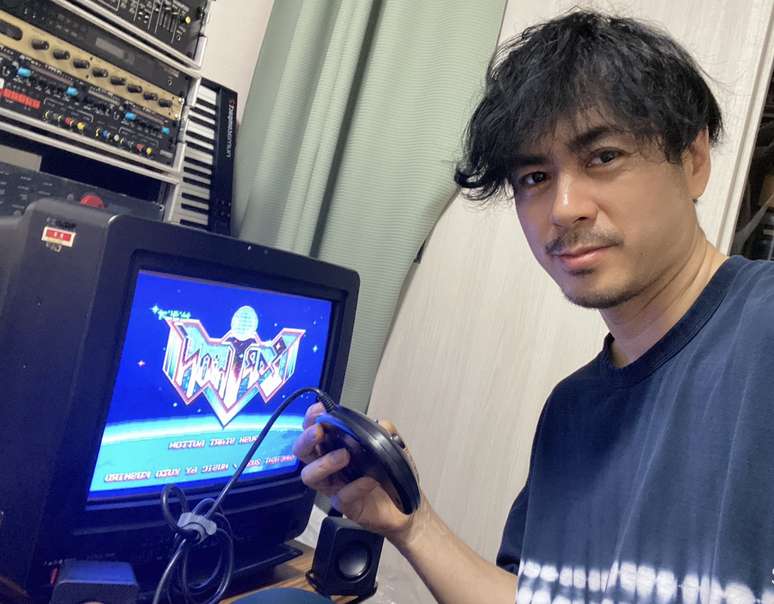Yuzo Koshiro mostrando seu trabalho mais recente, o game Earthion em desenvolvimento para o Mega Drive.