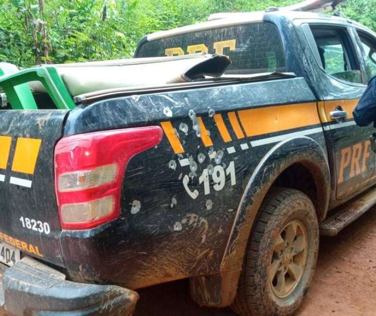 Carro da Polícia Rodoviária Federal (PRF) atingido na Terra Indígena Apyterewa, no Pará