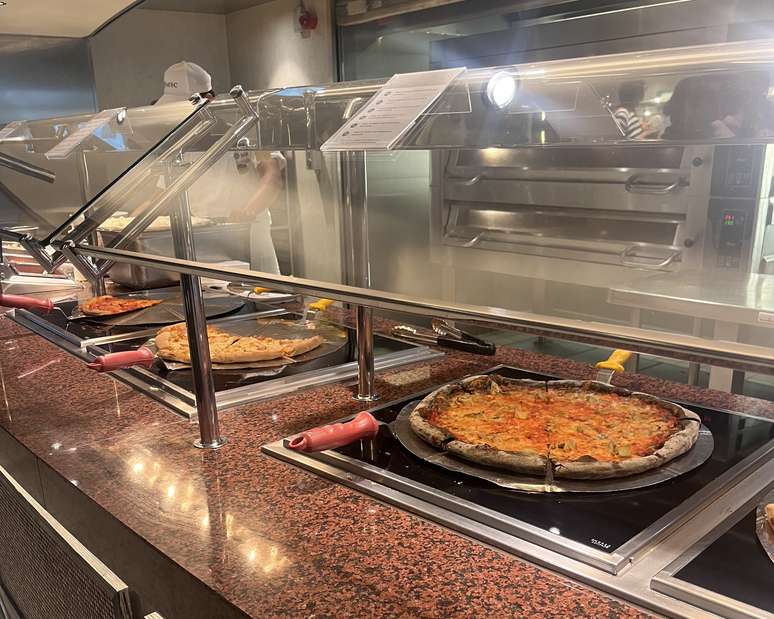 As fatias de pizza quentinhas são uma das opções mais concorridas no buffet do MSC Grandiosa