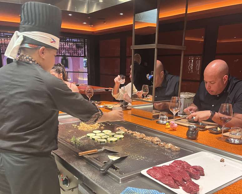 O cozinheiro prepara a comida em frente aos comensais no Kaito Teppanyaki, pago à parte