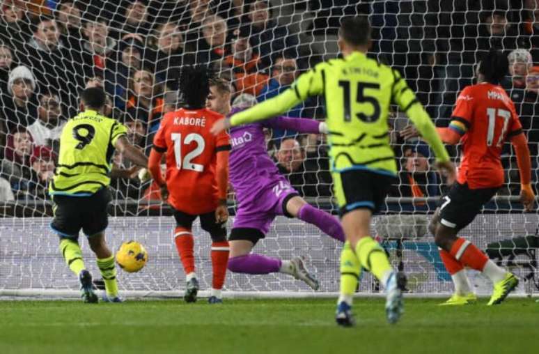 Em um jogo movimentado, Arsenal garante a vitória sobre o Luton Town no  apagar das luzes