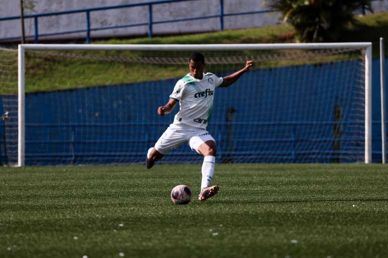 Nova joia? Pedro Felipe, zagueiro da base do Palmeiras, possui