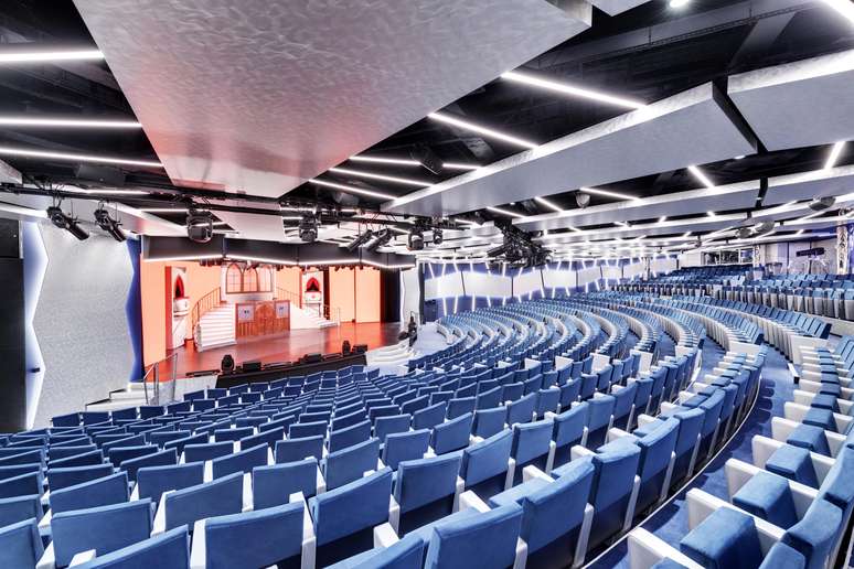 O teatro principal do MSC Grandiosa, La Comédie, tem 945 assentos preenchidos todas as noites