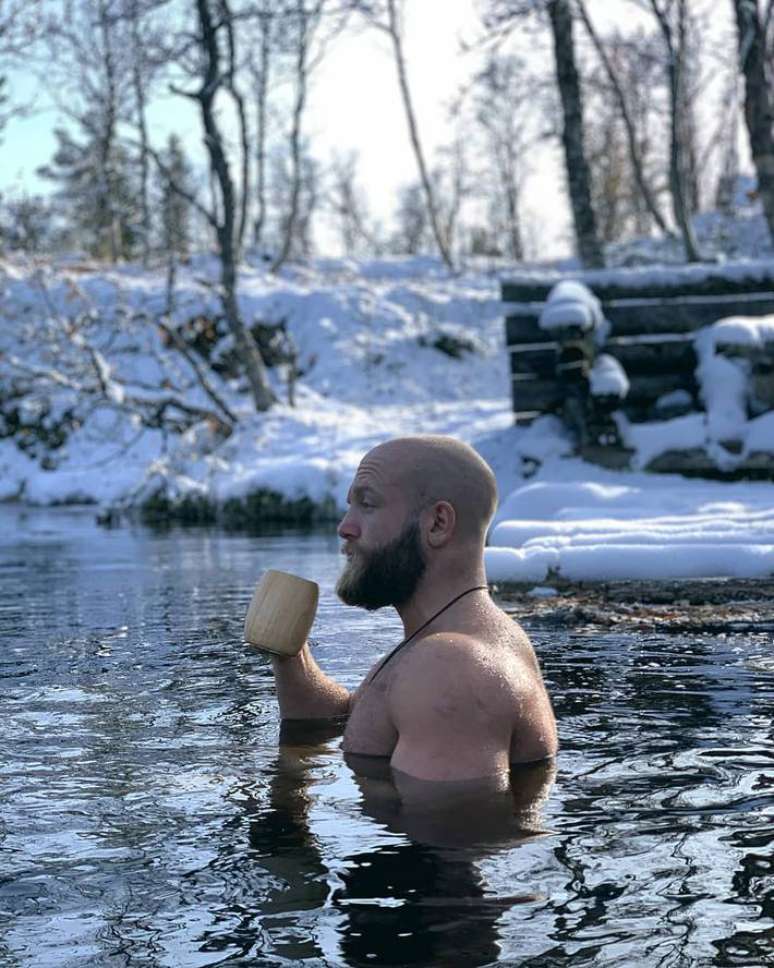 Ken Stornes, Norwegian who broke the record by diving from a cliff over 40 meters. Ken Stornes, Norwegian who broke the record by diving from a cliff over 40 meters.
