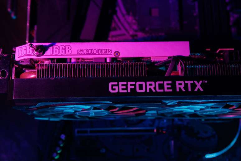 GeForce RTX 3070 modificada pelo técnico Paulo Gomes tem seletor de VRAM customizado (Imagem: Ivo Meneghel Jr/Canaltech)