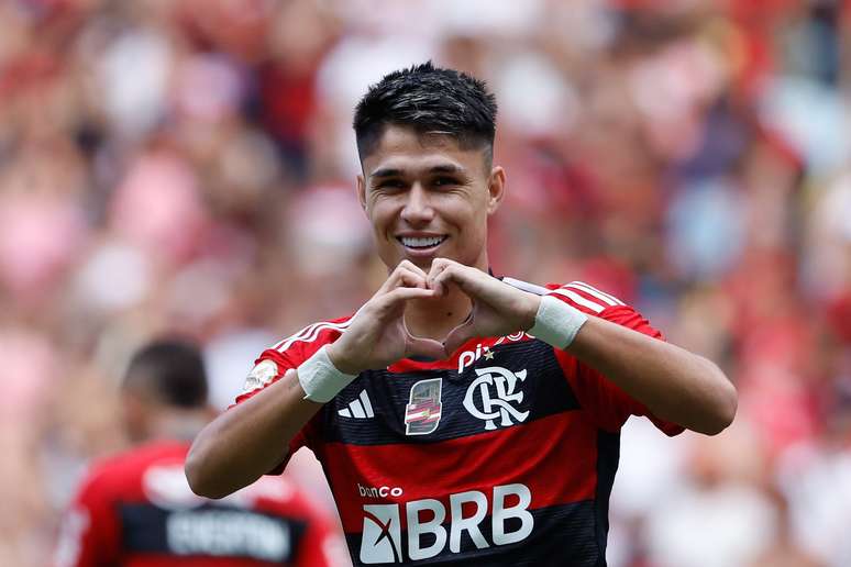 Jogadores do Flamengo ganham versão feminina; veja fotos