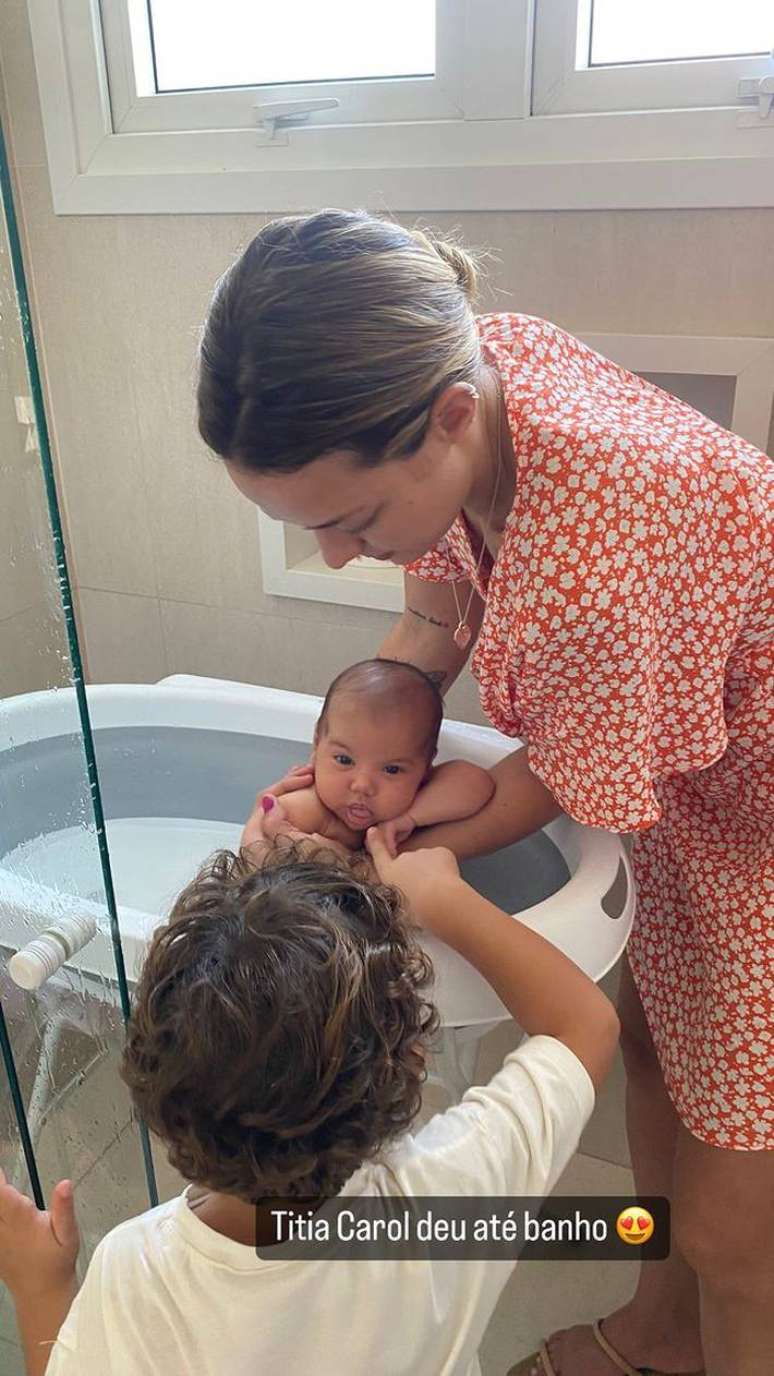 Carol Dantas, m&atilde;e de filho de Neymar, d&aacute; banho em Mavie
