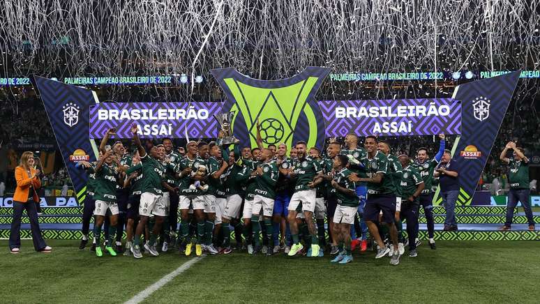 Festa na madrugada: jogadores do Palmeiras são recebidos por torcida no CT