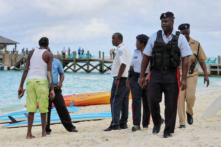 Turista que praticava stand-up paddle morre após ser atacada por tubarão nas Bahamas