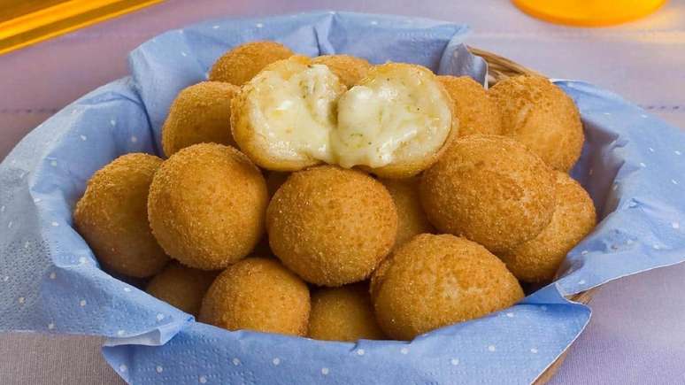 Blender cheese balls: practical and easy to make
