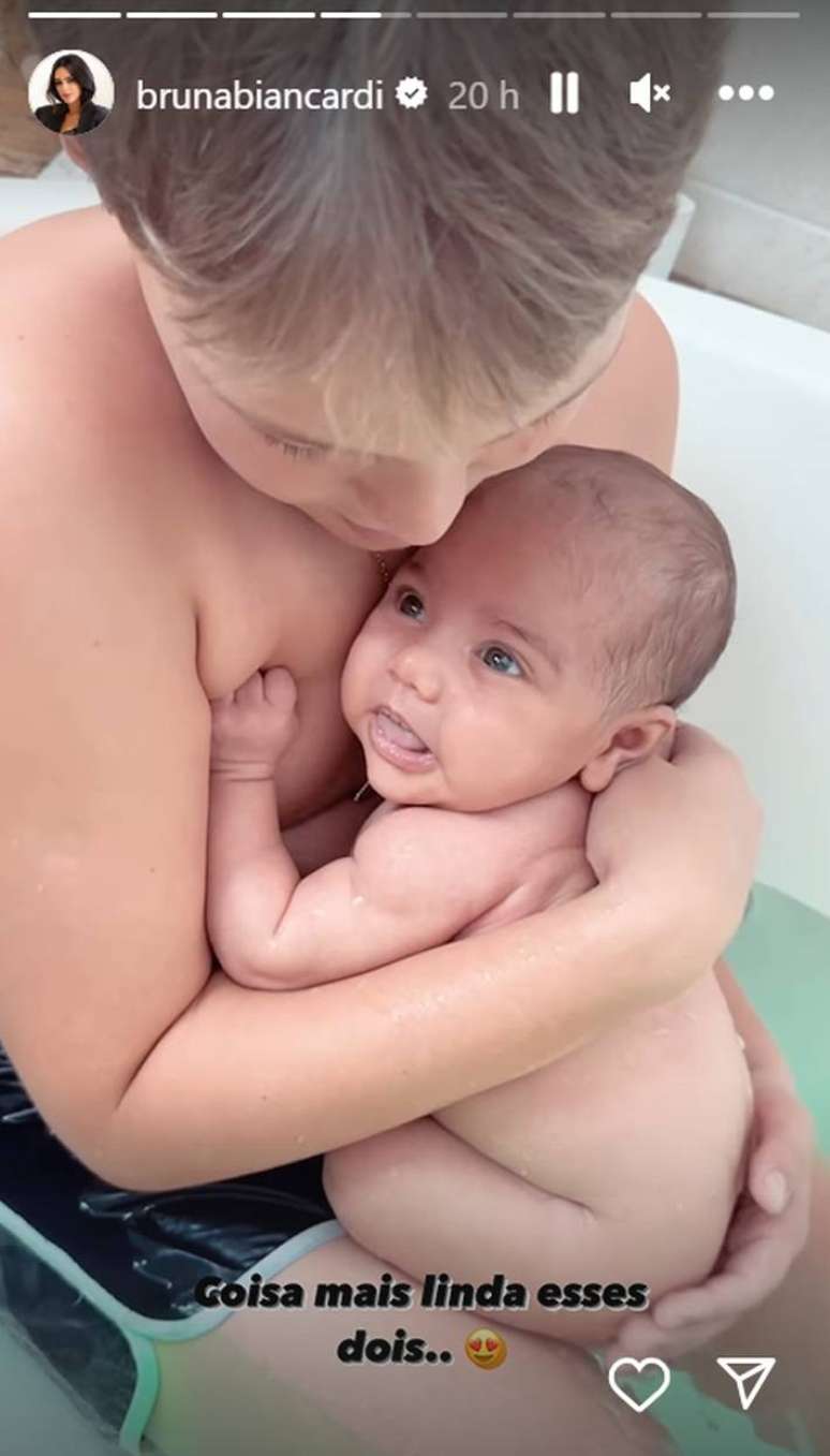 Davi Lucca e Mavie tomam banho juntos