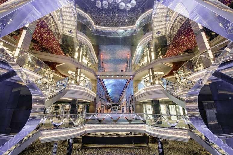O Infinity Atrium e, ao fundo, a Galleria Grandiosa, compõem o burburinho do navio
