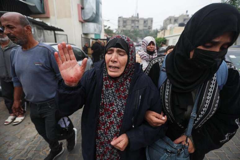 Palestinos do lado de fora de hospital no sul de Gaza
 5/12/2023   REUTERS/Ibraheem Abu Mustafa