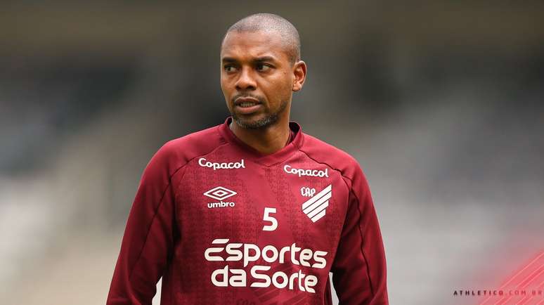 Fernandinho em treino do Athletico - 