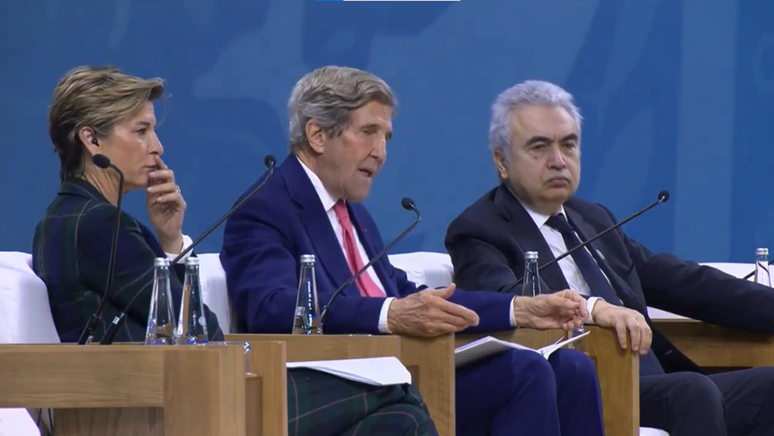O enviado especial dos EUA, John Kerry, durante um painel na COP 28, em Dubai