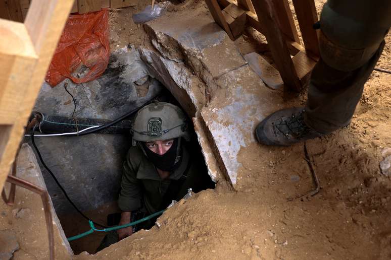 Soldados israelenses em operação em túnel na Faixa de Gaza