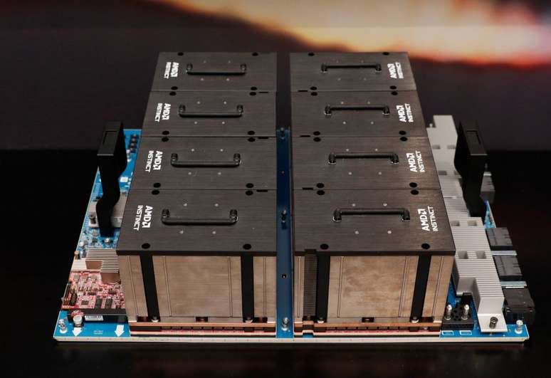 O sistema AMD Instinct MI300X Platform combina oito MI300X em um conjunto, sendo destinado para processamento intenso (Imagem: Divulgação/AMD)
