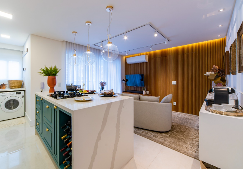 22. Cozinha de apartamento: cozinha com lavanderia e integração perfeita com a sala de tv – Projeto: AGT Arquitetura – Bianca Agustinetti | Foto: @arquiteturafotografica