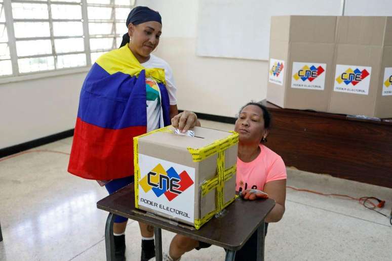 Eleitores venezuelanos foram consultados sobre cinco perguntas