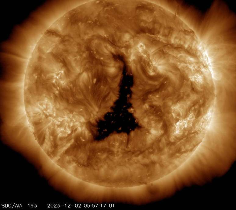 Um enorme buraco escuro se abriu na superfície do Sol e está liberando correntes de radiação mais fortes, conhecidas como ventos solares, atingindo diretamente a Terra.