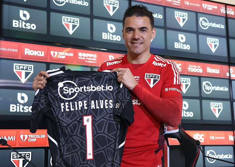 Felipe Alves em sua apresenta&ccedil;&atilde;o de chegada ao S&atilde;o Paulo |