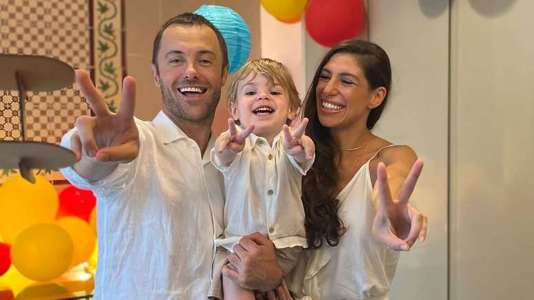Kayky Brito comemora aniversário de dois anos do filho Kael ao lado da mulher Tamara Dalcanale.