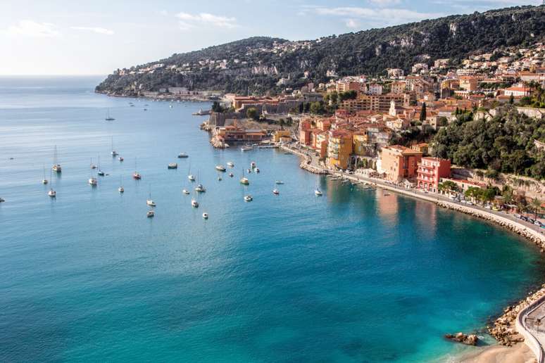 A água azul-turquesa da praia de Èze é um exemplo de paisagem cativante de Côte d'Azur