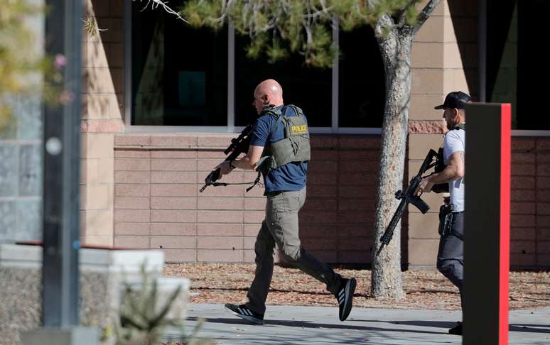 Polícia Metropolitana de Las Vegas patrulha o campus da Universidade de Nevada em Las Vegas após homem abrir fogo contra estudantes
