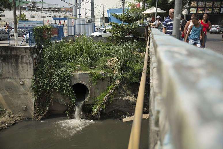 Valão em São Gonçalo (RJ); quase 100 milhões de pessoas não têm acesso a redes de esgoto no Brasil