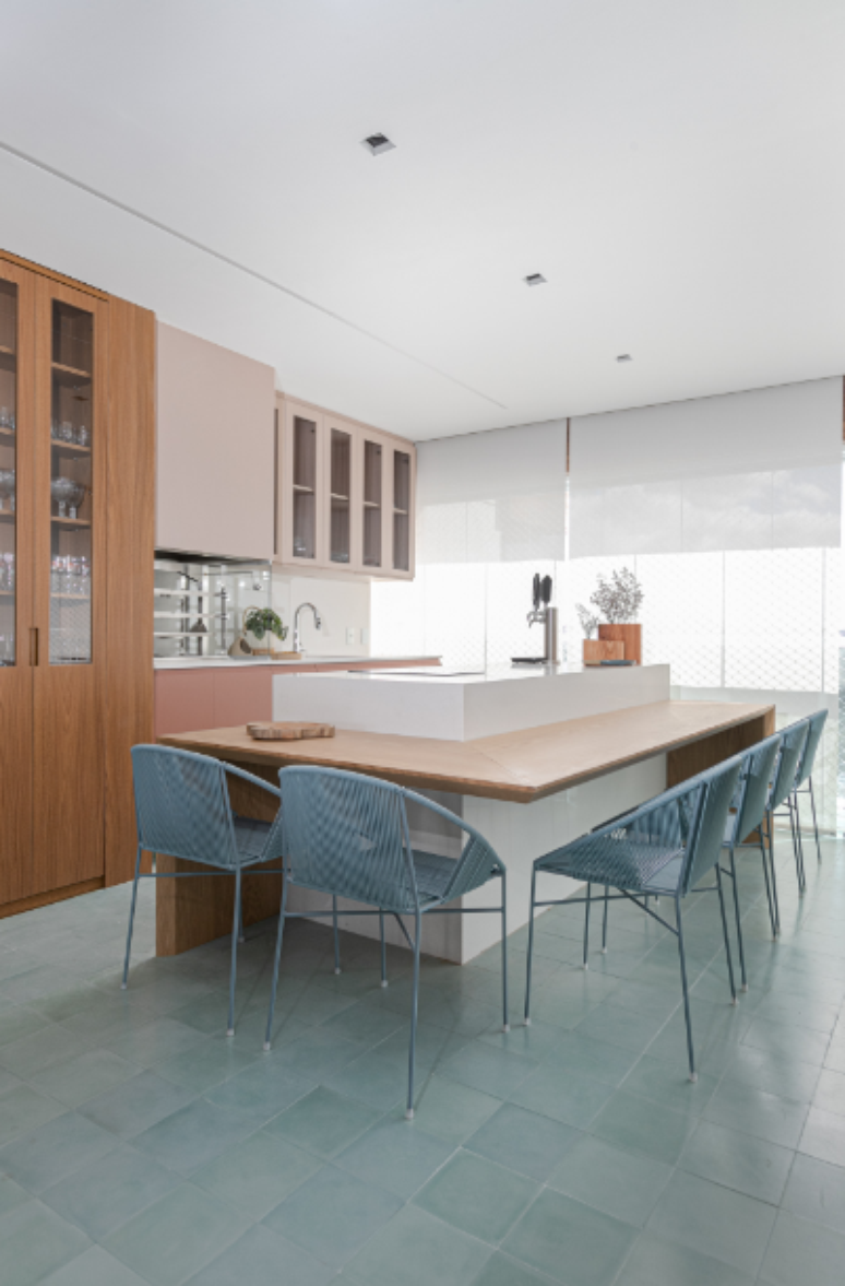 19. Cozinha de apartamento: ambiente iluminado, com ilha central e décor minimalista – Projeto: Duda Senna Arquitetura e Decoração | Foto: Gisele Rampazzo