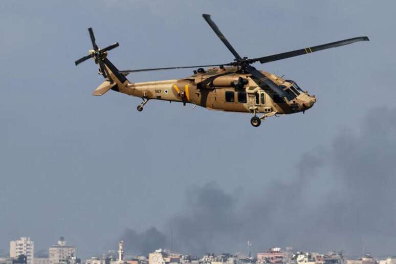 Helicóptero israelense em Gaza 
 6/12/2023   REUTERS/Athit Perawongmetha